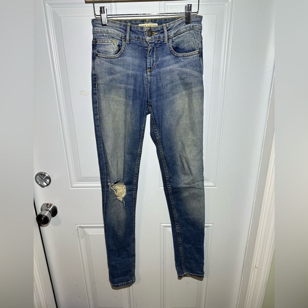ALICE + OLIVIA SKINNY  DISTRESSED JEANS Women’s 25 (see Measurement Pics)